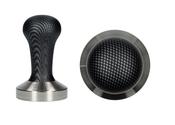 TAMPER MADE FROM NON-STICK STAINLESS STEEL WITH THE ERGONOMIC HANDLE MADE FROM WOOD AND DECORATED WITH A CARBON-LOOK PATTERN.