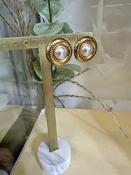Gold round earring with pearl center