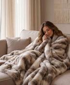 Luxury faux fur heated throw (127 x 152cm) image