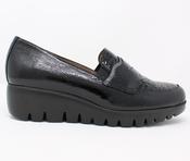 Wonders | Slip On Low Wedge Shoe in Black Patent with Croc Detailing | C-33360 Negro image
