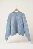 MR MITTENS SHORT CABLE CREW NECK KNIT | PEARL BLUE