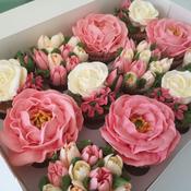 Luxury Flower Cupcakes (box of 12) - Eve's Cakes image