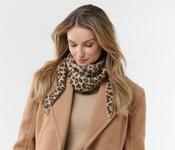 Fraas Cozy triangular scarf with a leopard print