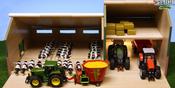 Kid's Globe 1:32 Cattle &amp; Machinery Shed