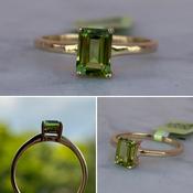 Peridot and Yellow Gold Ring image