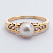 Pearl &amp;amp; Diamond Gold Ring image