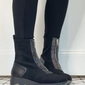 Wonders C-7632 Simon 32 Black Leather Centre Zip Ankle Boots image