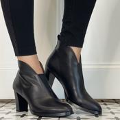 Wonders L-1112 Vflex 12 Black Leather V-Cut Ankle Boot image