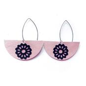 light as a feather earrings - powder pink/black image