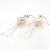 silver plain triangle pearl�drop earwire earring 9.5mm� image