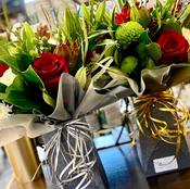 A Christmas Fresh flower bouquets &amp; Large Chocolates [Options]