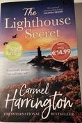 Carmel Harrington / The Lighthouse Secret (Signed by the Author) (Large Paperback).