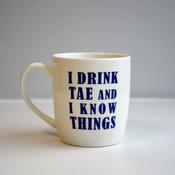 I drink tae and I know things Mug image