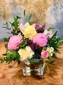 Peony Rose Flower Arrangement in Cube Vase - Grande image