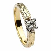 Geprägter Claddagh Ring mit Prinzessinnenschliff