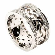 Keltischer Knotenring mit Diamantbesatz