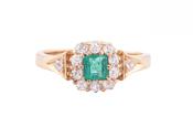 EDWARDIAN EMERALD AND DIAMOND CLUSTER RING, CIRCA 1905 image
