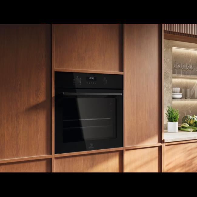 Electrolux 500 SurroundCook Built-In Single Oven 72L Black Pyrolytic Self-Cleaning Isofront Plus Triple-Glazed Retractable Controls LED Display A+ Energy Rating Fan Wire Rack with Vegetables Digital Display Control Knobs Buttons