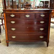 Handsome Georgian serpentine mahogany chest of drawers
