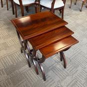 A quality Georgian-style mahogany nest of three tables image