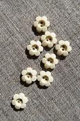 Shiny plastic daisy buttons (15mm) - Cream image