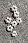 Shiny plastic daisy buttons (15mm) - White image
