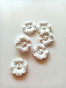 Chunky flower shape buttons (22mm) - White image