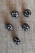White on black daisy pattern buttons (15mm) image